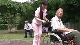 Dışarıda yarı çıplak tuhaf Japon bakıcı