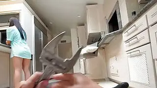 Minyon Asyalı kız mutfakta tesisatçının büyük penisini beceriyor.